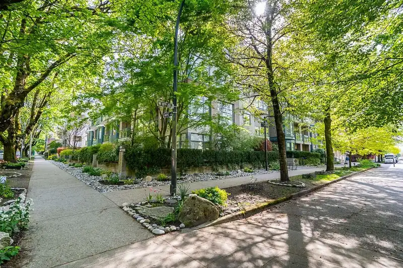 407 2028 W 11TH AVENUE - photo 1 of 39