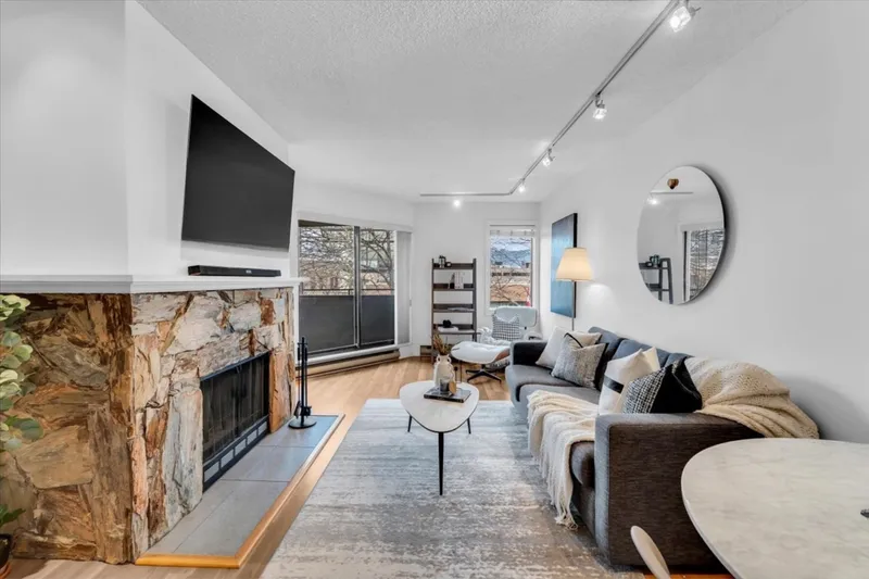 407 1476 W 10TH AVENUE - photo 2 of 25