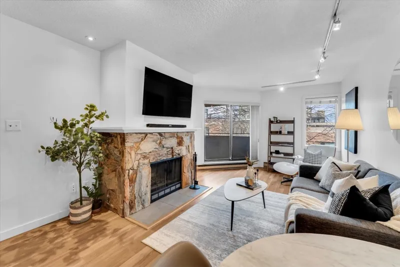 407 1476 W 10TH AVENUE - photo 3 of 25