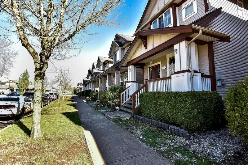 6914 190 STREET - photo 2 of 36