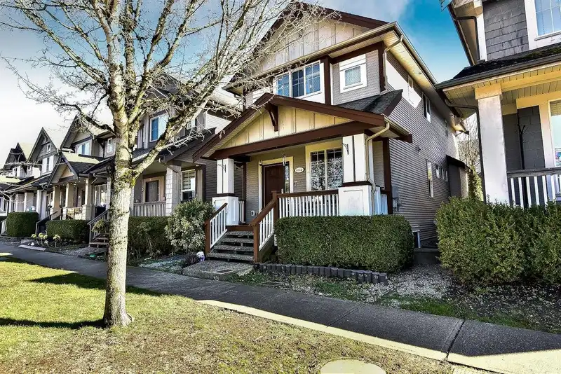 6914 190 STREET - photo 3 of 36