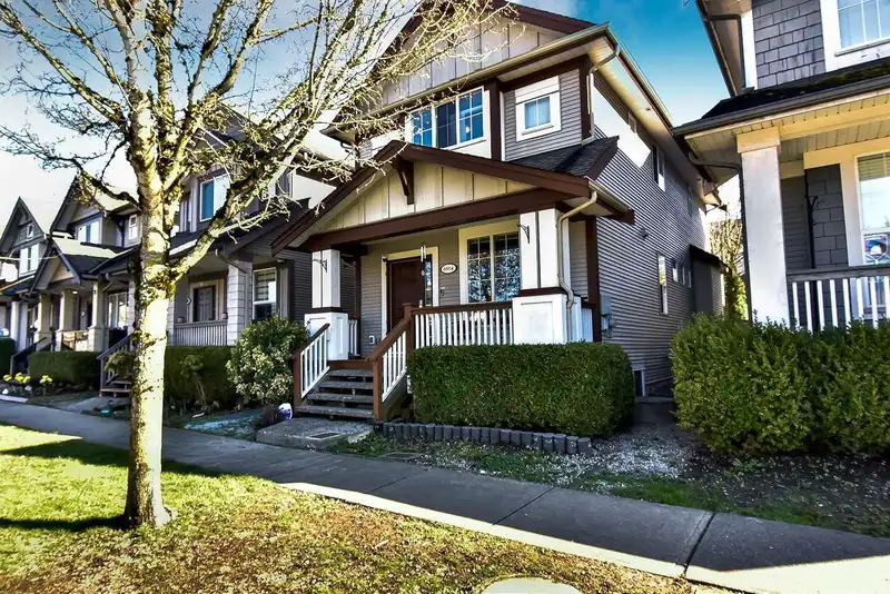 6914 190 STREET - photo 4 of 36