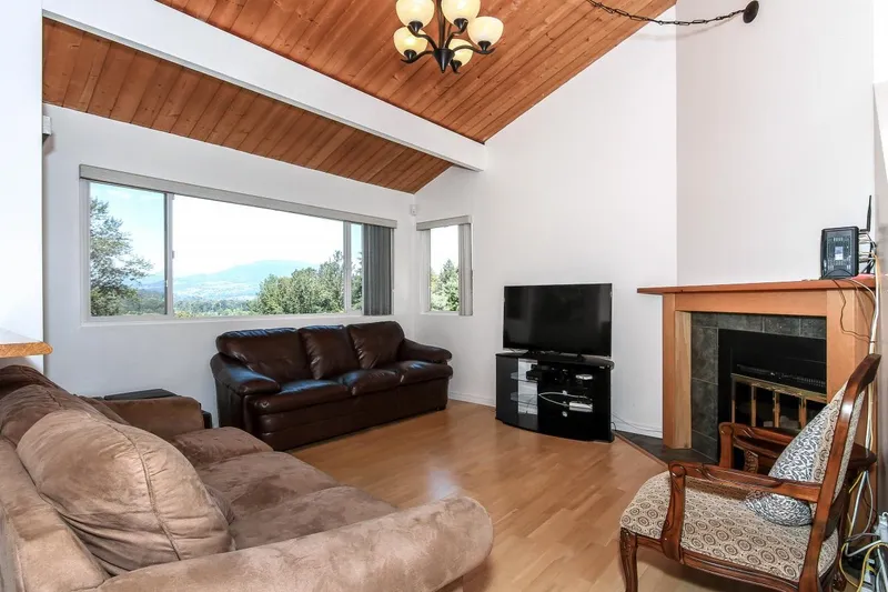 1525 ELINOR CRESCENT - photo 1 of 25