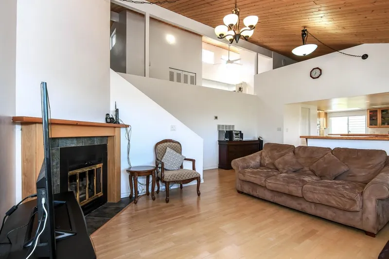 1525 ELINOR CRESCENT - photo 2 of 25