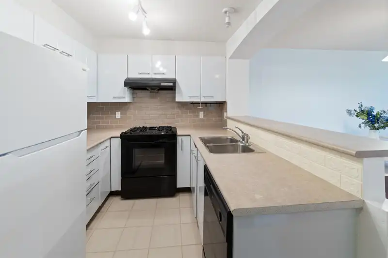 1208 5133 GARDEN CITY ROAD - photo 1 of 24