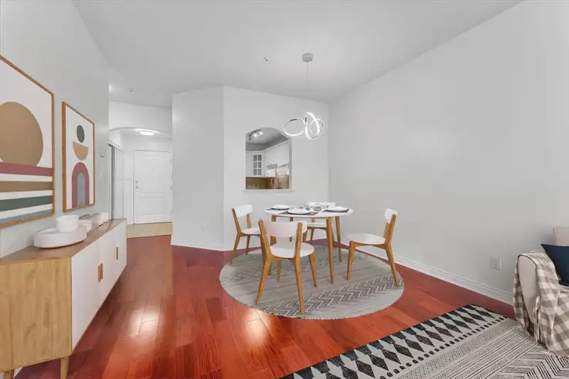 219 5735 HAMPTON PLACE - photo 4 of 21
