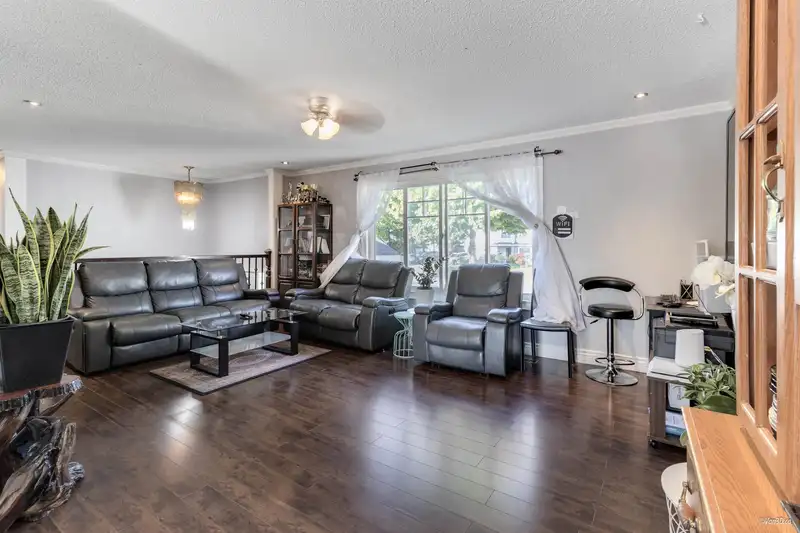 13246 94 AVENUE - photo 3 of 29