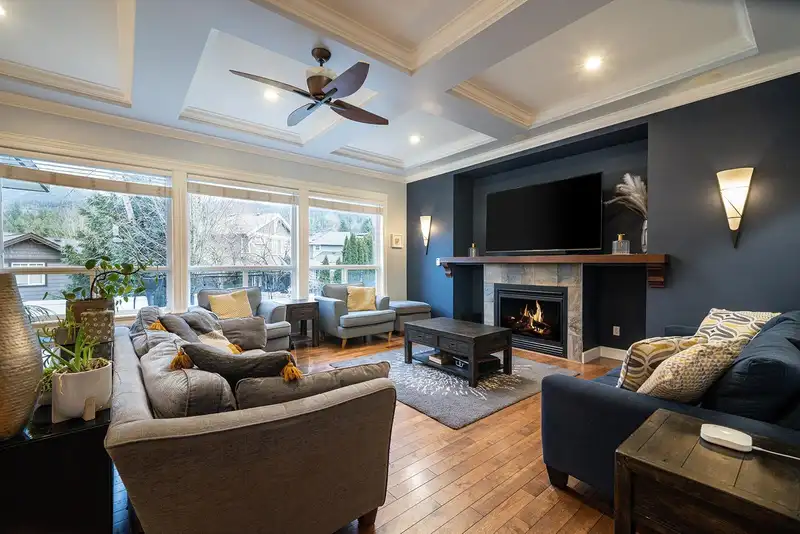 1031 JAY CRESCENT - photo 4 of 40