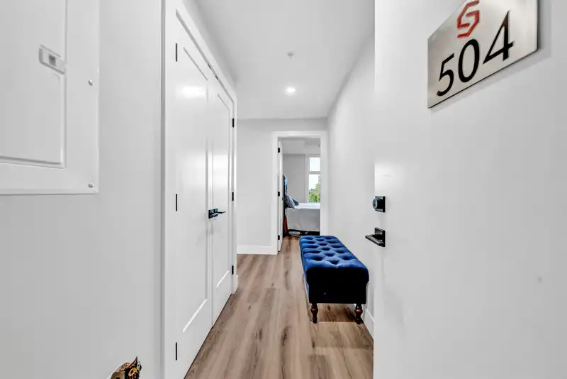 504 6285 KING GEORGE BOULEVARD - photo 4 of 27