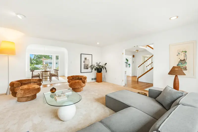 2372 KINGS AVENUE - photo 3 of 25