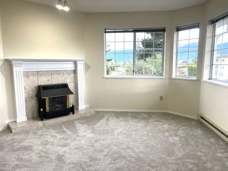 305 46199 MARGARET AVENUE - photo 2 of 13