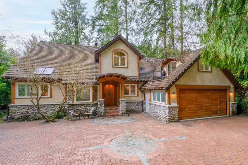 3179 CAPILANO CRESCENT - photo 1 of 40