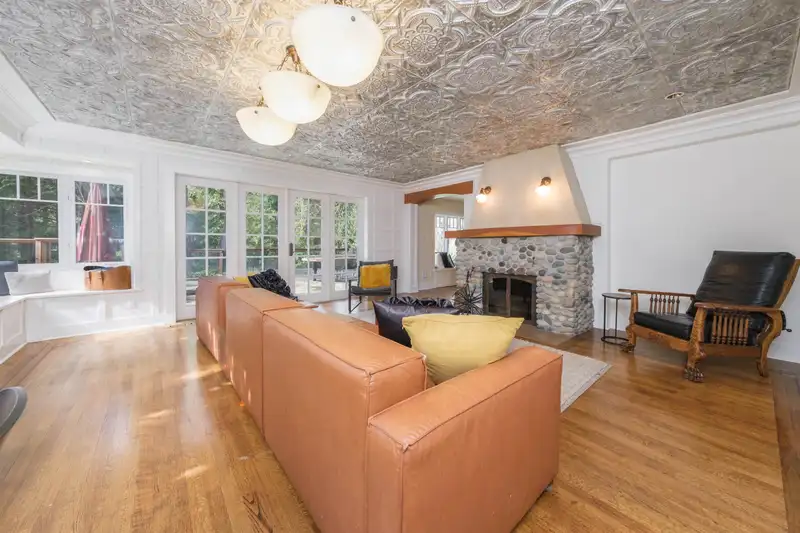 3179 CAPILANO CRESCENT - photo 3 of 40