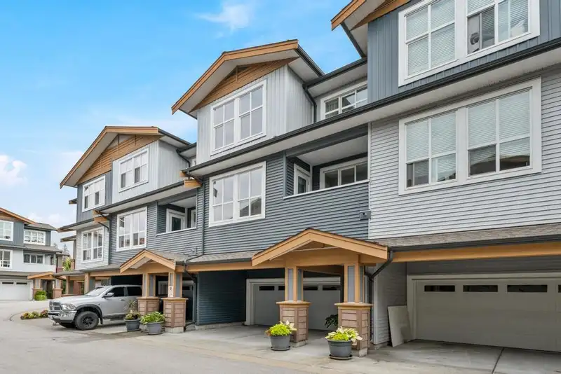 16 24086 104 AVENUE - photo 1 of 33