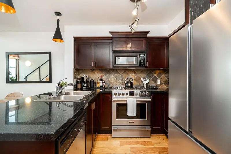 425 10 RENAISSANCE SQUARE - photo 4 of 25