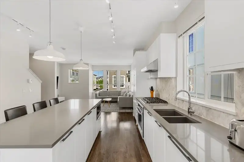 41 5551 ADMIRAL WAY - photo 2 of 31