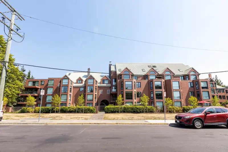 408 1350 VIEW CRESCENT - photo 1 of 27