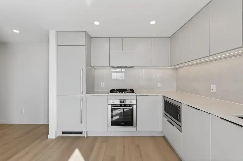 408 311 ALDERSON AVENUE - photo 2 of 13