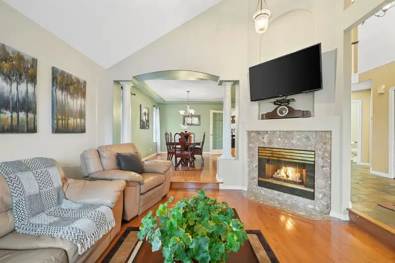 19066 63B AVENUE - photo 4 of 32