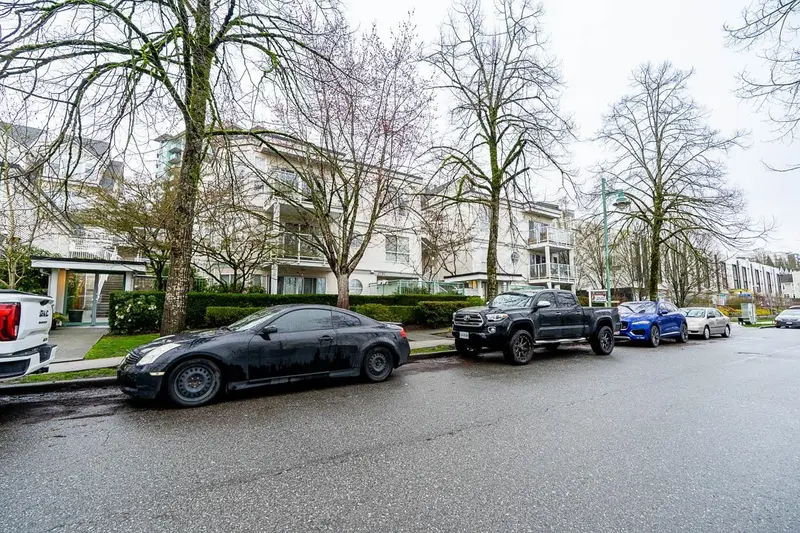 74 2733 E KENT AVENUE NORTH - photo 2 of 25