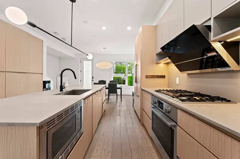 42 528 E 2ND STREET - photo 3 of 23