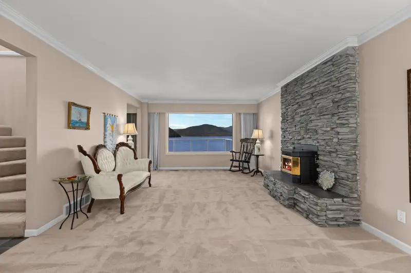 4 STRACHAN POINT ROAD - photo 4 of 25