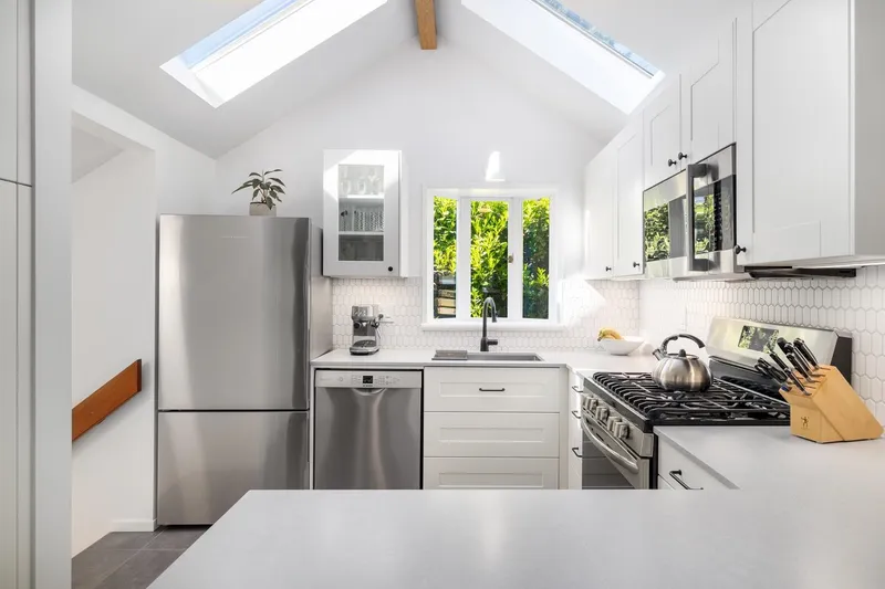 3841 LONSDALE AVENUE - photo 4 of 25