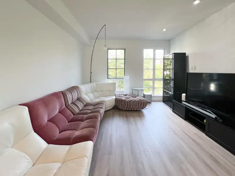 105 548 FOSTER AVENUE - photo 3 of 36