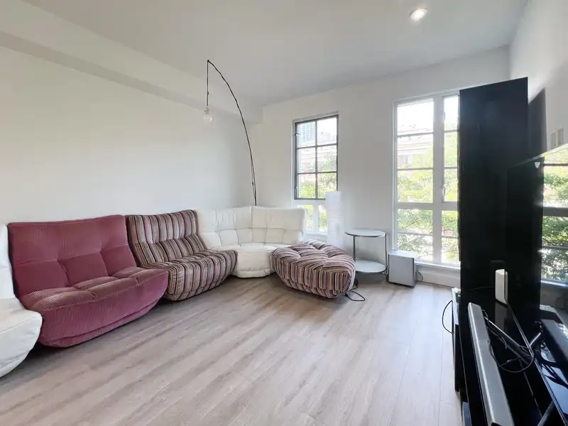 105 548 FOSTER AVENUE - photo 4 of 36