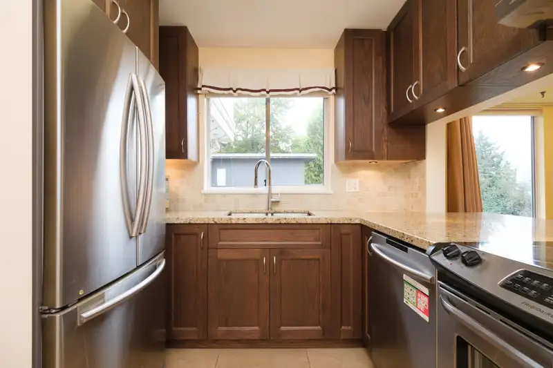 402 525 AGNES STREET - photo 4 of 23