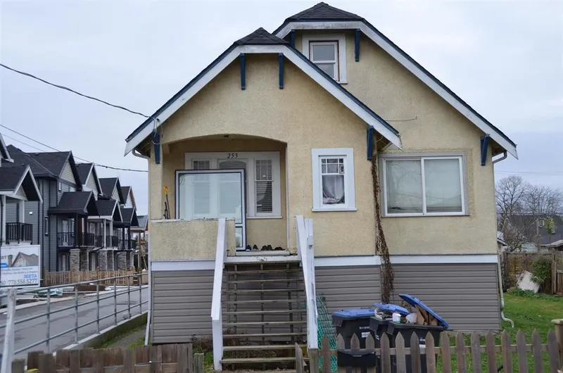 253 BOYNE STREET - photo 1 of 2