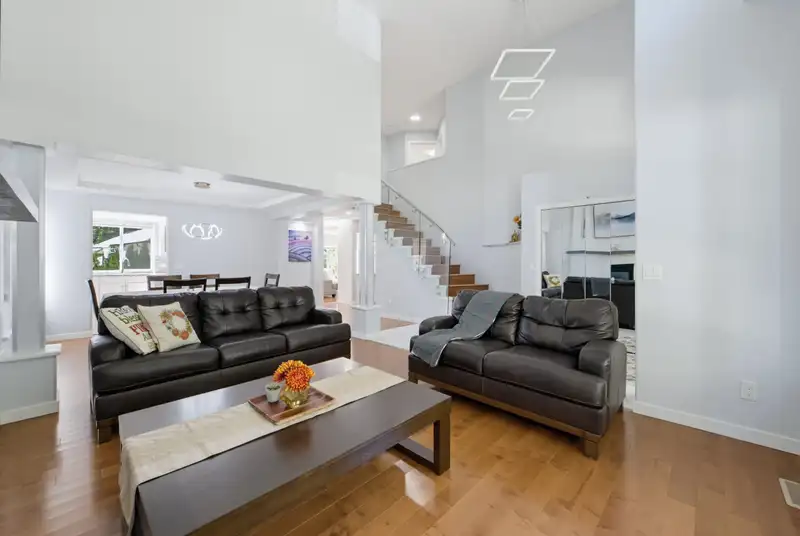 20662 90 AVENUE - photo 4 of 40