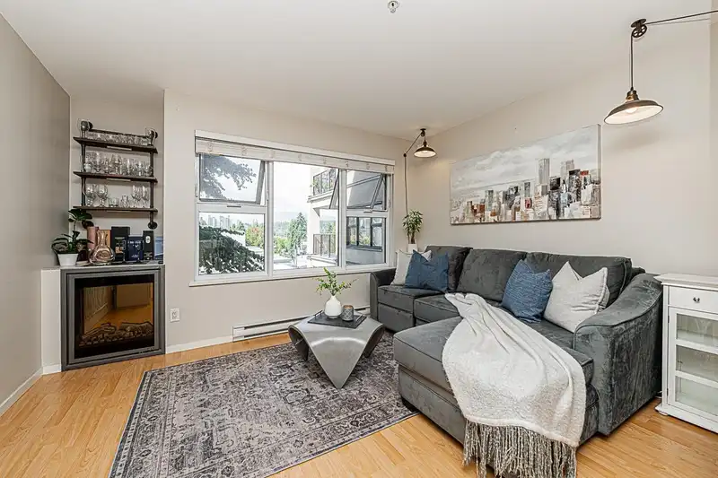 407 415 E COLUMBIA STREET - photo 1 of 33