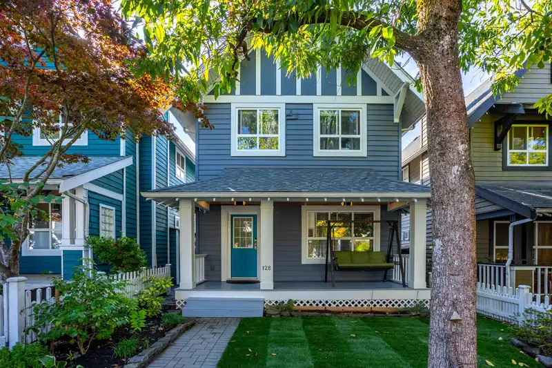 128 STAR CRESCENT - photo 1 of 30