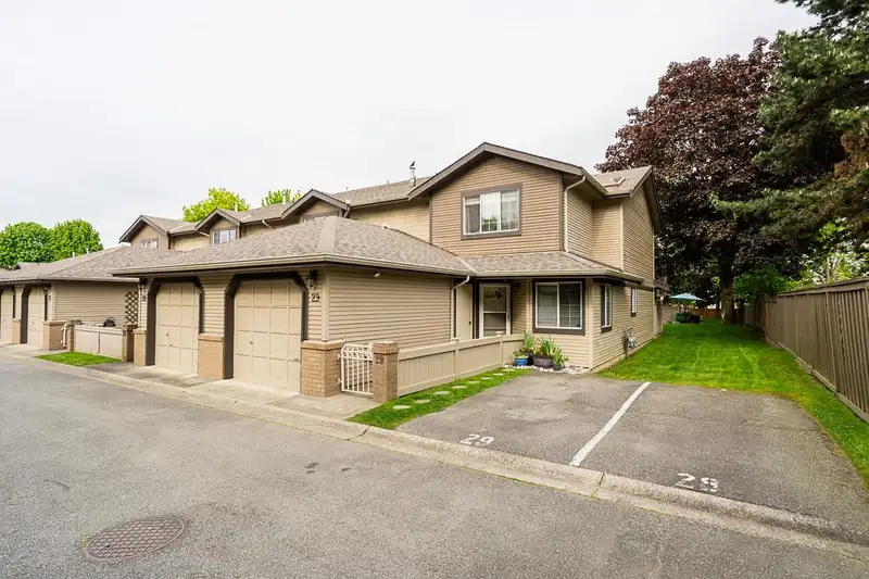 29 11880 82 AVENUE - photo 1 of 33