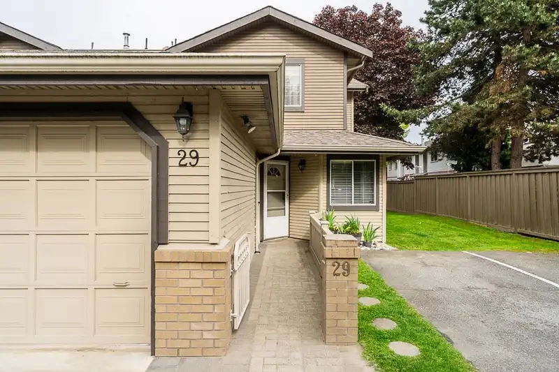 29 11880 82 AVENUE - photo 2 of 33