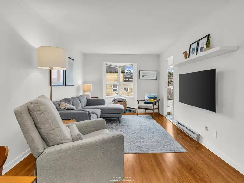 202 507 E 6TH AVENUE - photo 2 of 21