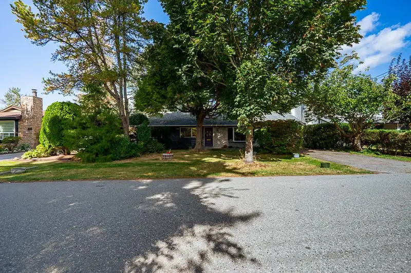 14227 71 AVENUE - photo 2 of 37