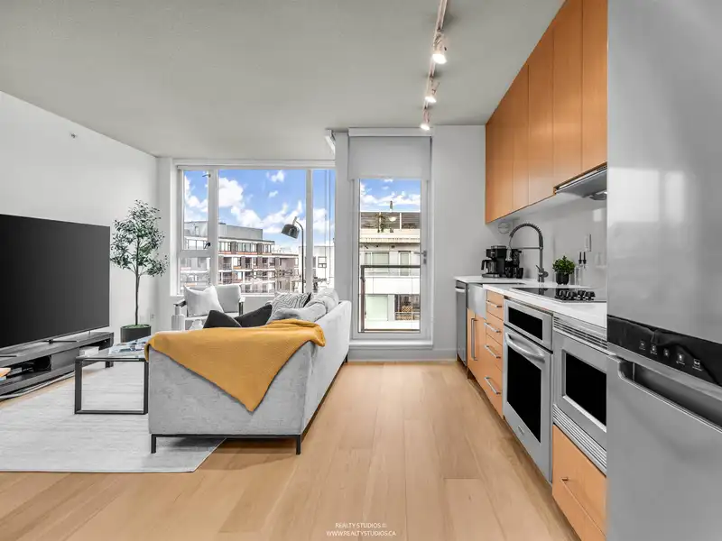 605 250 E 6TH AVENUE - photo 1 of 27