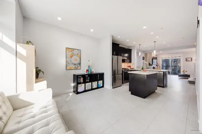 28 2689 PARKWAY DRIVE - photo 3 of 34
