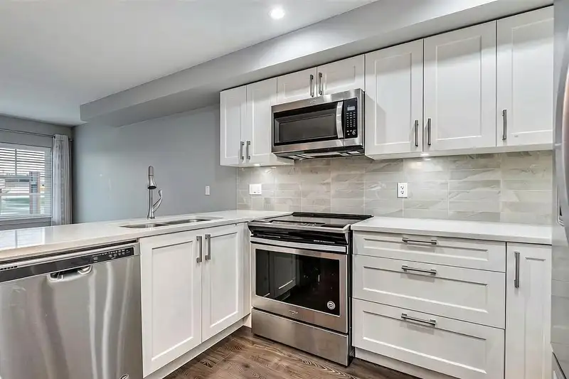 204 1990 WESTMINSTER AVENUE - photo 4 of 18
