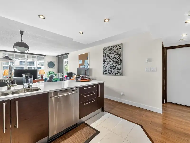 801 1500 HOWE STREET - photo 2 of 26
