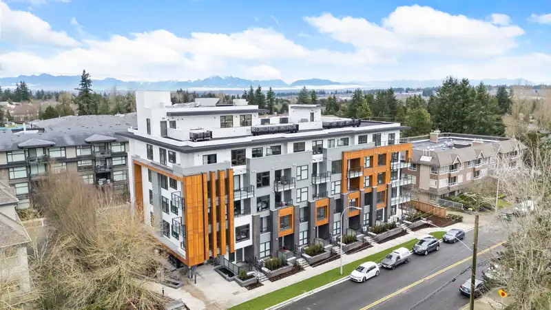 211 15353 17 AVENUE - photo 1 of 31