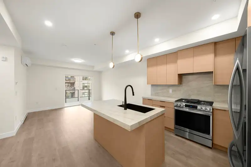 211 15353 17 AVENUE - photo 3 of 31