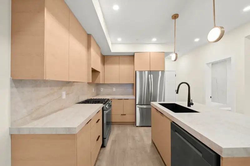 211 15353 17 AVENUE - photo 4 of 31