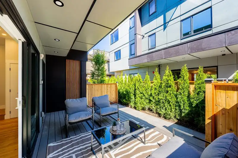 1 678 E 22ND AVENUE - photo 3 of 33