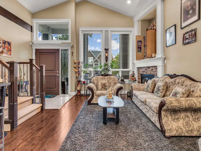 5935 129B STREET - photo 4 of 32