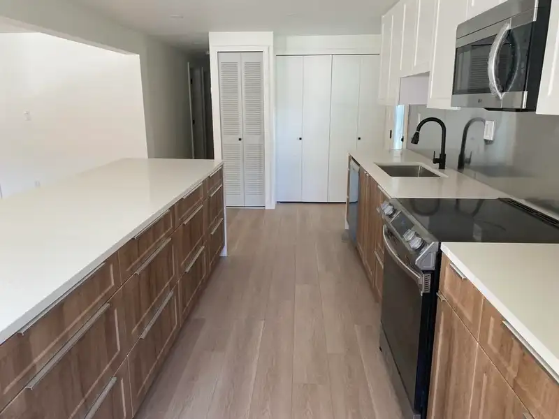 81 8220 KING GEORGE BOULEVARD - photo 4 of 13