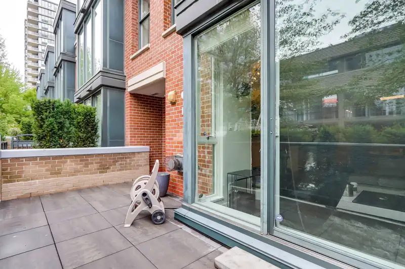 1405 W 7TH AVENUE - photo 4 of 34