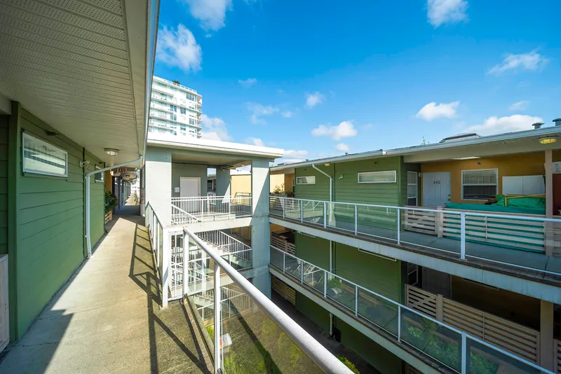 416 2238 KINGSWAY - photo 1 of 19